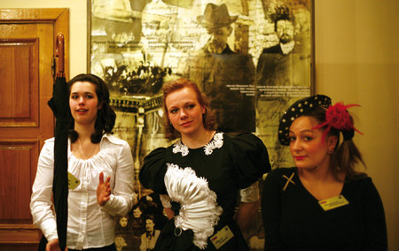 Наша галант-служба: Анастасия Фокина, Ирина Кучерявая, Екатерина Первухина (справа)